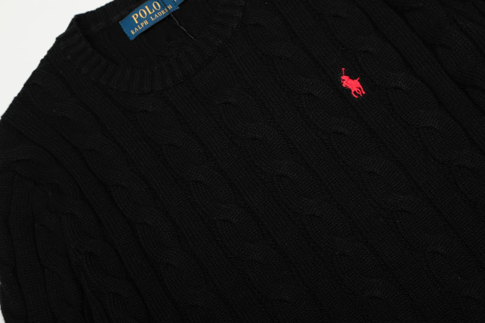 P220 Top quality" Style number: DS012# (not off the shelves all year round) [Ralph Lauren round neck solid color pony embroidered logo twist knitted sweater] ✅Ralph Lauren Ralph Lauren classic basic versatile unisex knitted pullover round neck sweater ✅Main supplier platform live broadcast Wholesale entity Replenish when out of stock Not off the shelf ✅ZP quality 1:1 version Scan the code to enter the GF website Counter quality ✅Detailed quality is the only one in Guangzhou Imported quality cotton yarn, focusing on high-end, cost-effective, good quality needless to say ✅The version is restored to the original order, the maximum size can be worn up to 190 pounds, loose, comfortable and stress-free ✅The upper body is simple and easy to match, ootd must-have style, good-looking clothes are never picky, a must-have in couples' wardrobes.